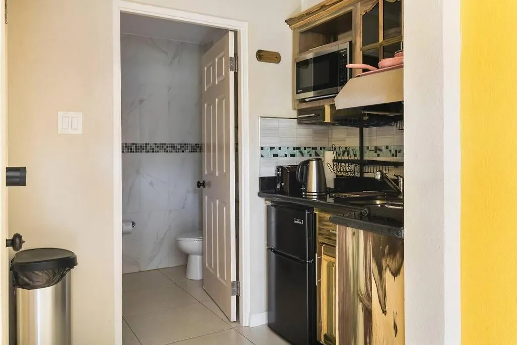 Cozy Studio - Nightlife Restaurant Shopping Beach Apartment Montego Bay